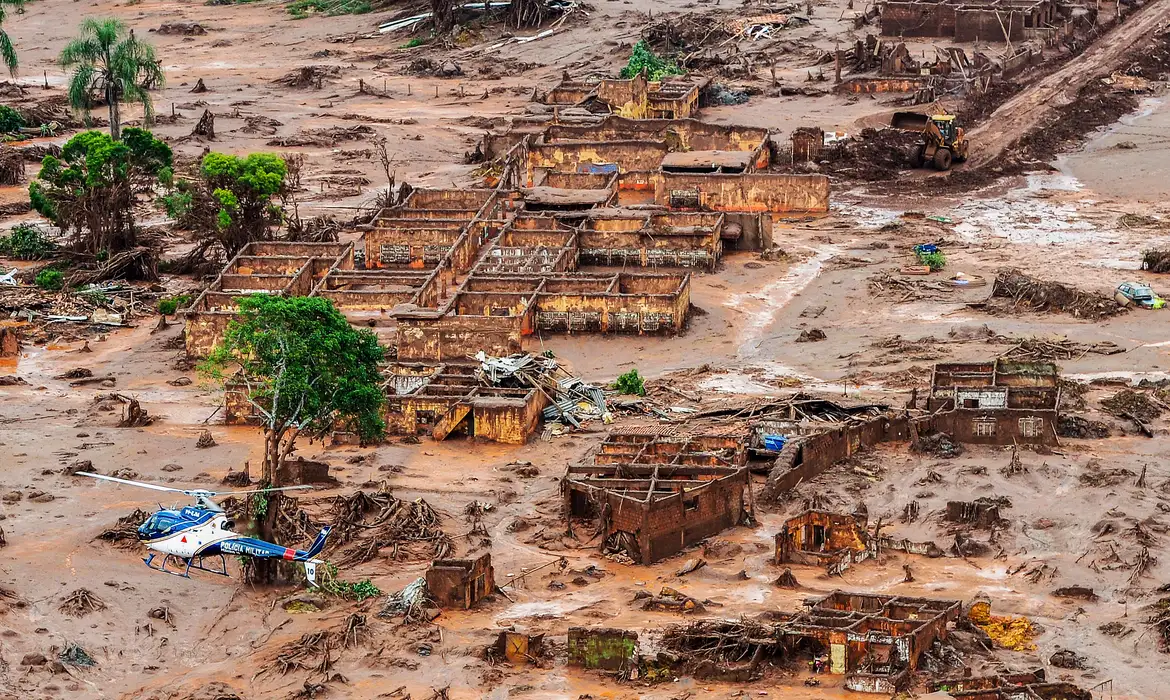 A empresa responsável pelo desastre que matou 19 pessoas e causou irrecuperáveis impactos ambientais na Bacia do Rio Doce, entre Minas Gerais e o Espírito Santo, é controlada pela brasileira Vale e a britânica BHP Billinton. Foto: Agência Brasil