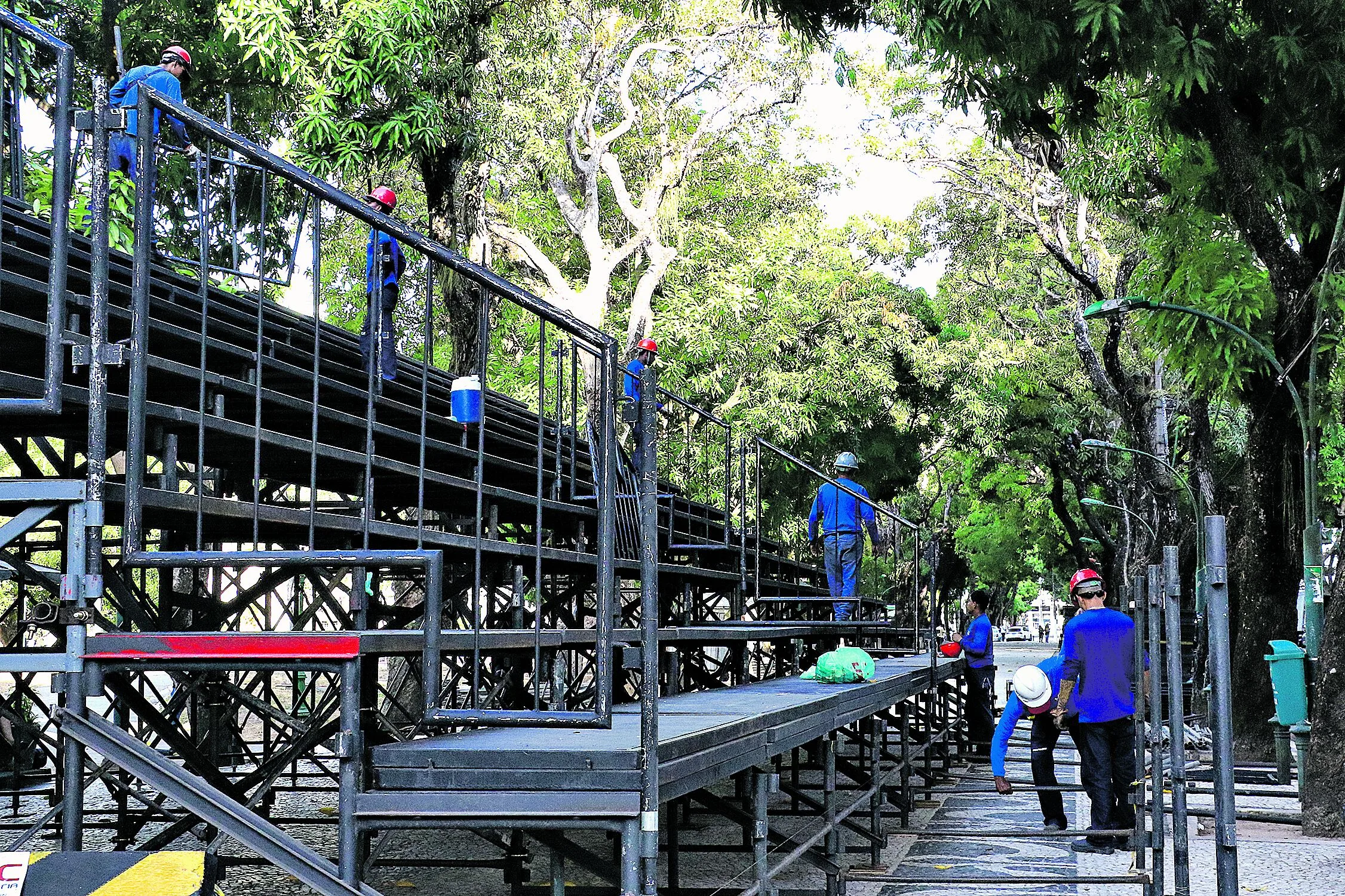 As arquibancadas começaram a ser montadas ontem na Praça da República.