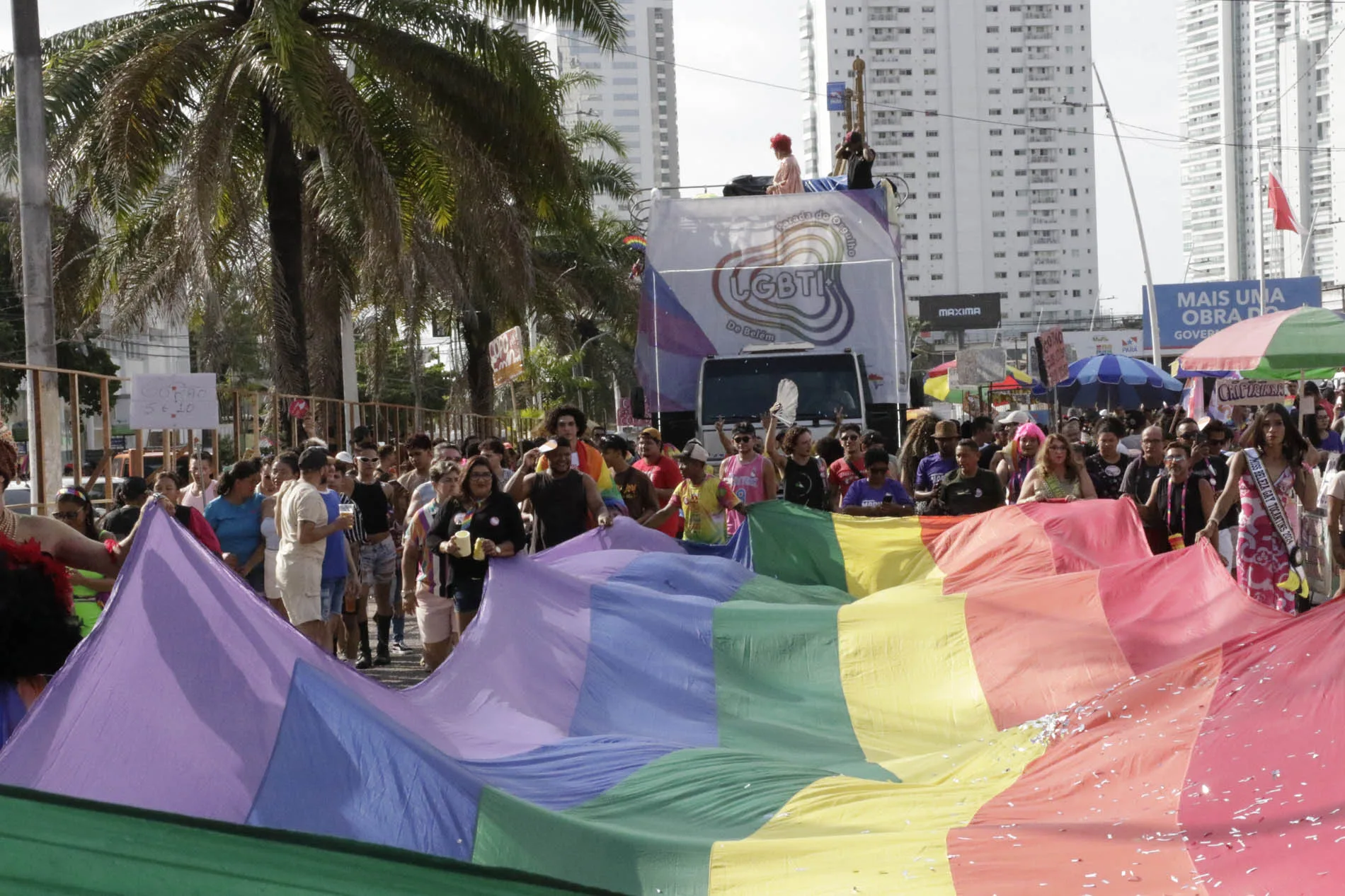 Uma enorme bandeira do arco-íris, símbolo do movimento, puxou o trio elétrico refletindo a busca por representatividade.  Fotos: Antonio Melo