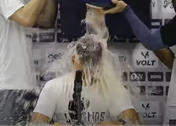  Na coletiva, antes de iniciar a entrevista na sala de imprensa do estádio, ele foi 'batizado' pelos atletas e companheiro de comissão técnica com banho de cerveja, água e gelo.