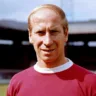 Sir Bobby Charlton, nascido em 11 de outubro de 1937, foi um meia ofensivo conhecido por sua habilidade, velocidade e precisão nos chutes. 