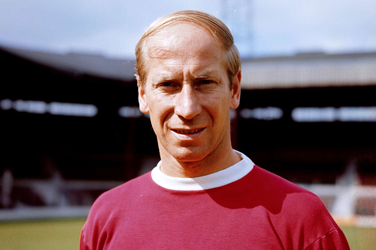 Sir Bobby Charlton, nascido em 11 de outubro de 1937, foi um meia ofensivo conhecido por sua habilidade, velocidade e precisão nos chutes. 