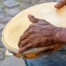 Modos de produção dos instrumentos musicais de samba e as práticas a eles associadas foram oficializados pela Lei nº 14.991. Foto: Divulgação