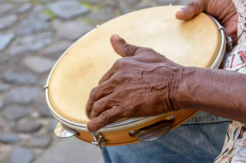 Modos de produção dos instrumentos musicais de samba e as práticas a eles associadas foram oficializados pela Lei nº 14.991. Foto: Divulgação