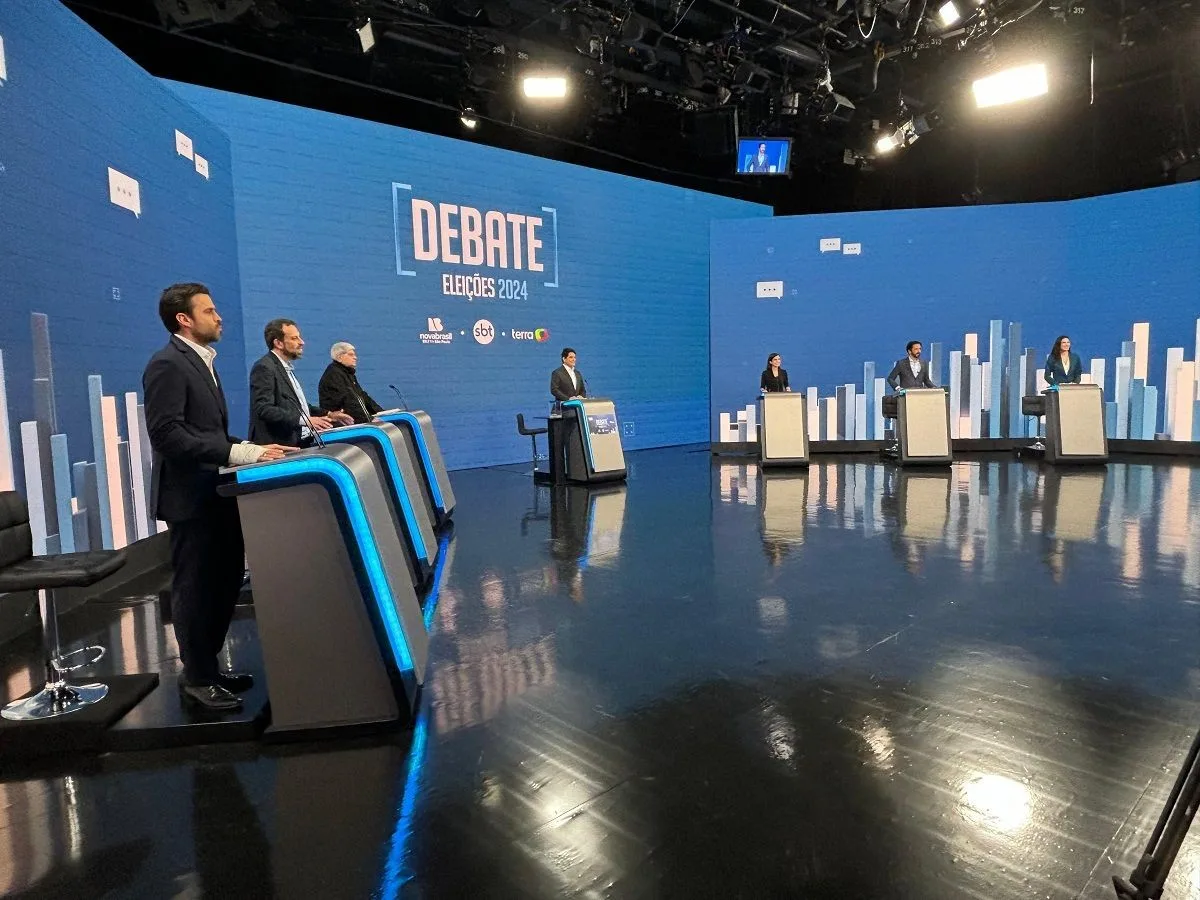 Candidatos em suas posições no debate do SBT | Emanuelle Menezes/SBT News
