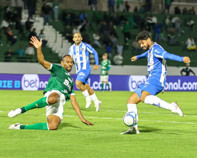 Paysandu e Guarani vão se enfrentar neste sábado, às 17h, no estádio da Curuzu. O jogo marca o duelo entre as equipes que tentam fugir do rebaixamento.