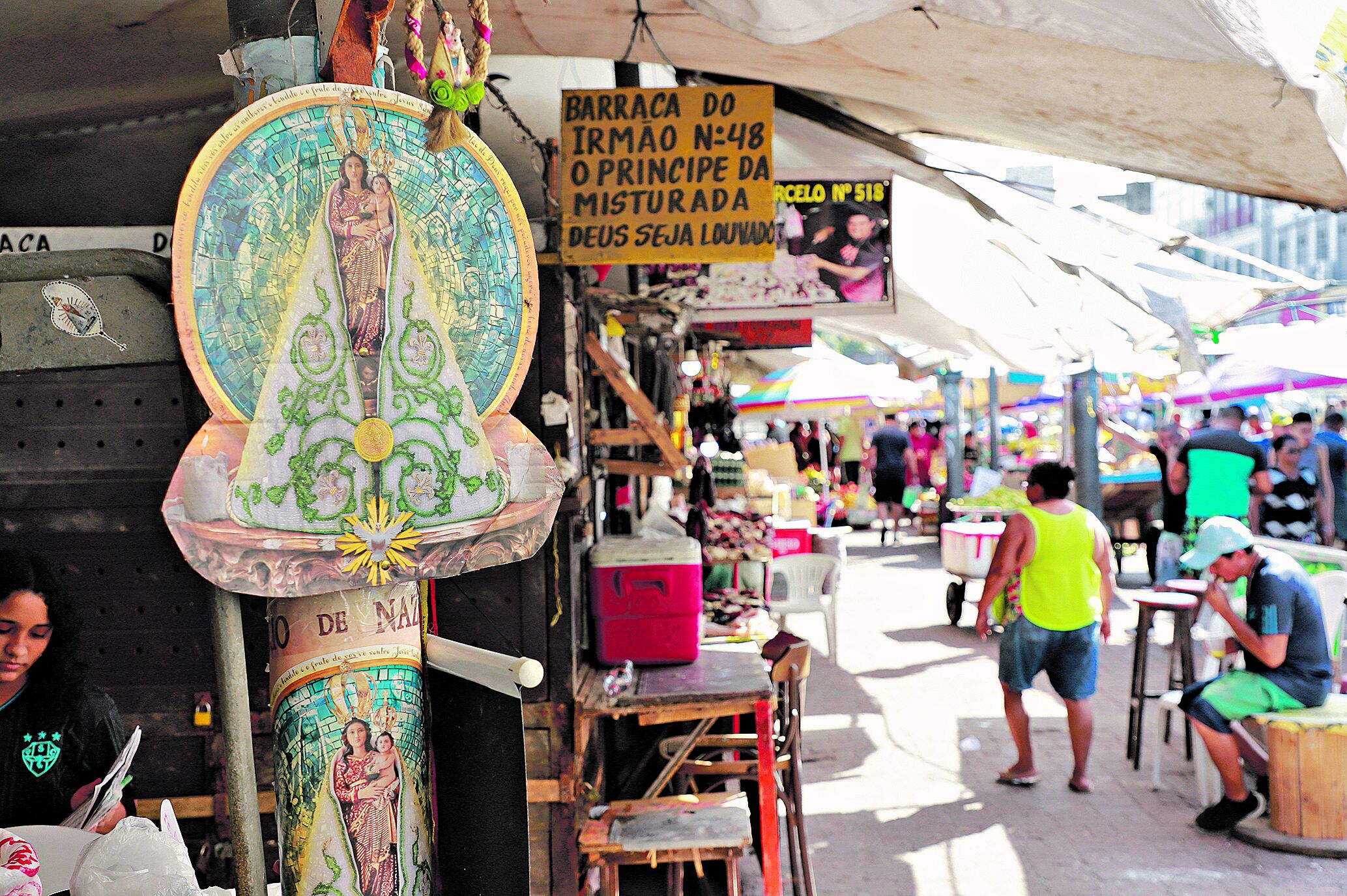 Na feira, em meio aos produtos que são vendidos para os pratos tradicionais do período, há muitos elementos que remetem à celebração mariana, além da expectativa de quem está no dia a dia do local
Foto celso Rodrigues/ Diário do Pará.