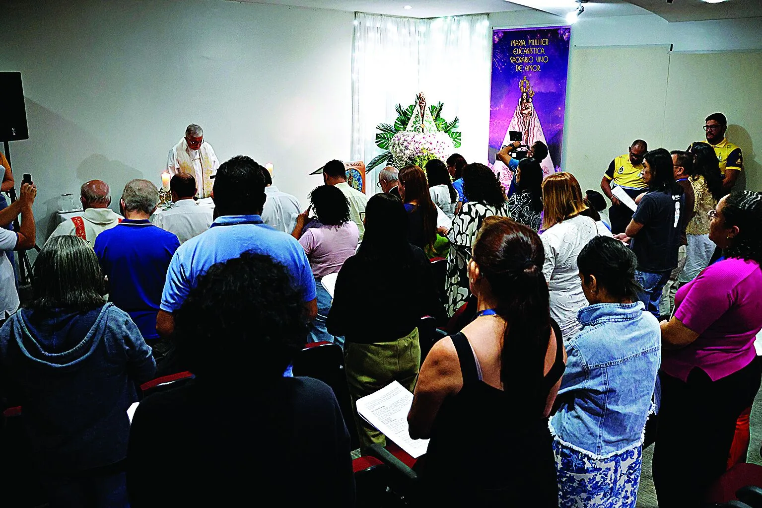 Funcionários da RBA assistiram missa na empresa.    

Foto: Ricardo Amanajás / Diario do Pará.