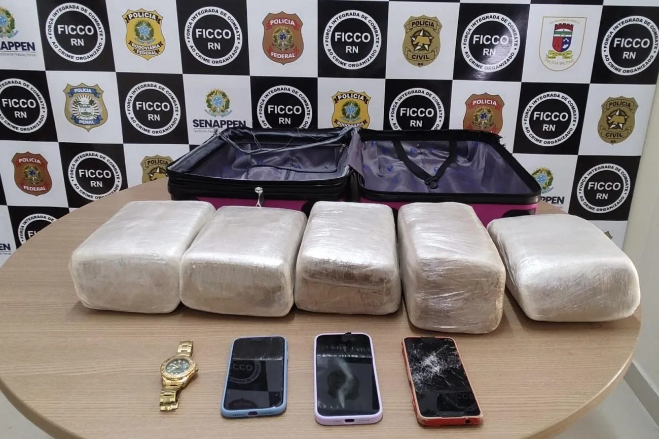 Os suspeitos foram detidos enquanto transportavam 12 kg da supermaconha conhecida como "Colombian Gold" em um carro

