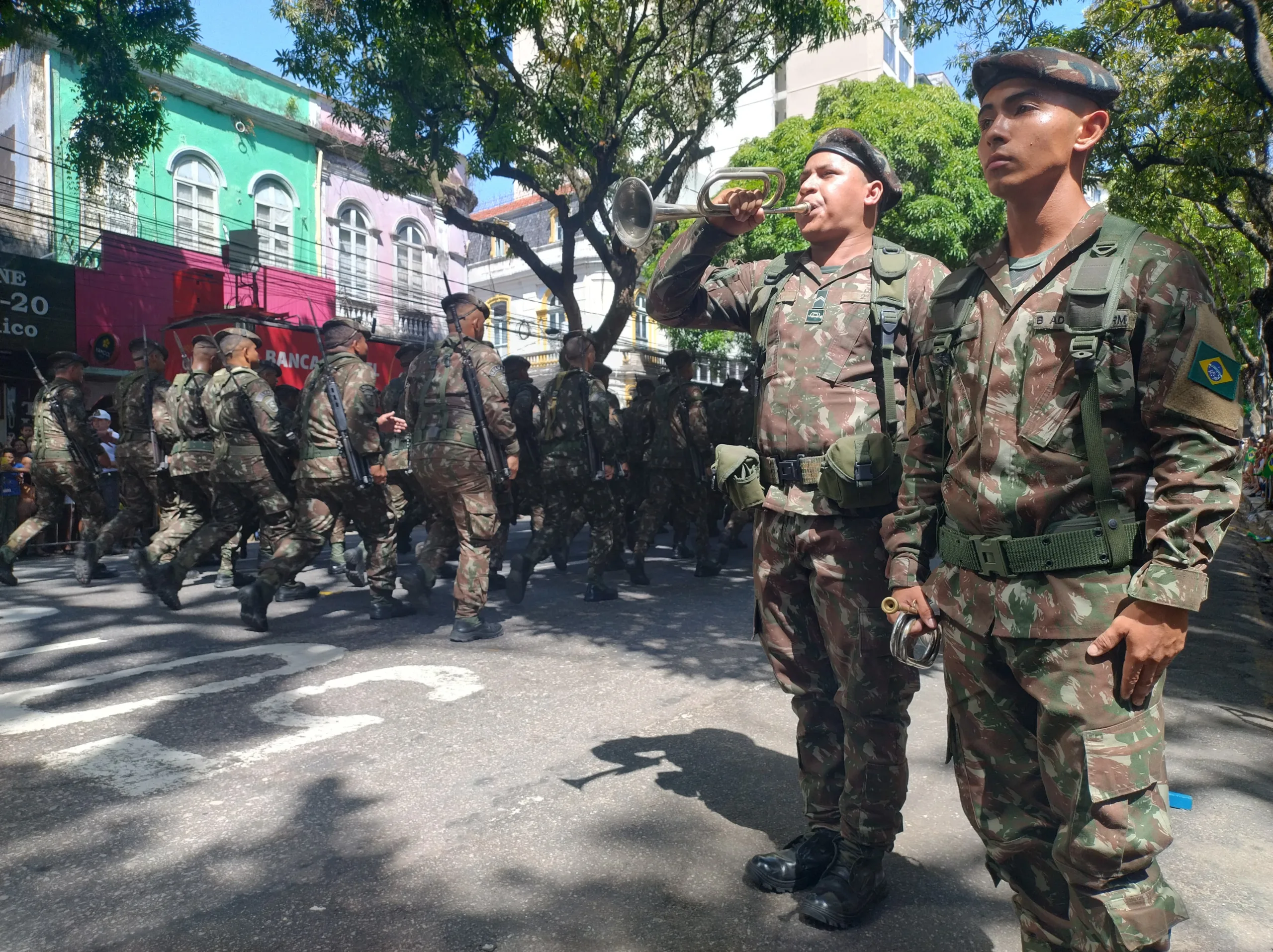 Desfile reúne milhares de pessoas em Belém na avenida Presidente Vargas