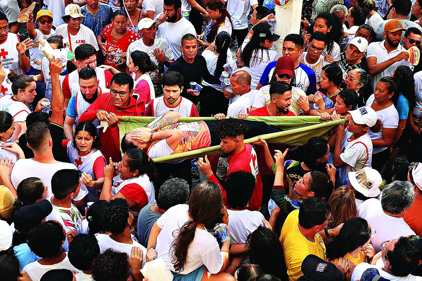 Os voluntários poderão atuar em atividades como socorrista, lancheiro ou registro. Também precisarão selecionar um posto de atendimento para a Trasladação, Círio de Nazaré ou em ambas as procissões.
Foto: Celso Rodrigues/ diário do Pará.