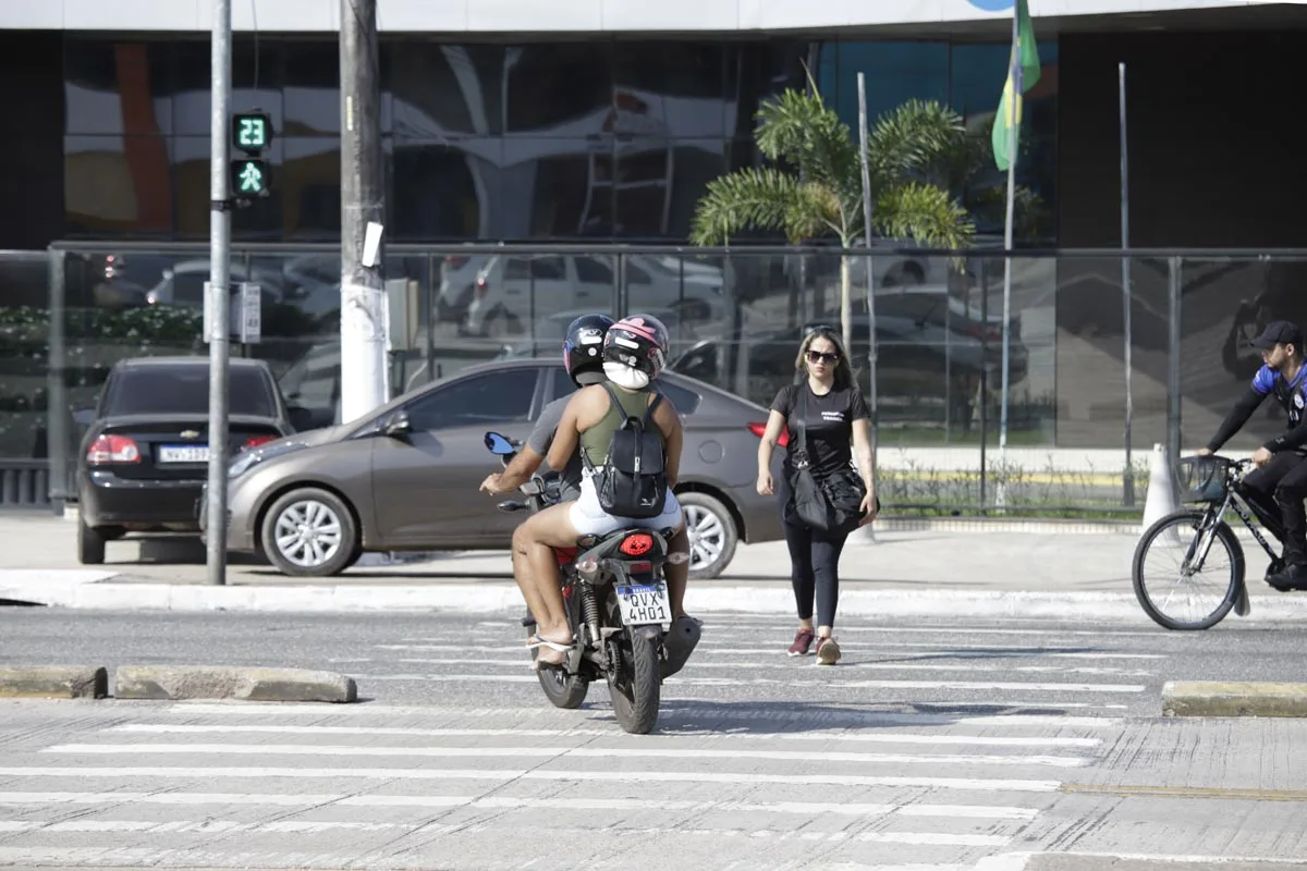 Flagrantes de imprudência no transito na Rodovia Augusto Montenegro.  Foto: Wagner Almeida / Diário do Pará.