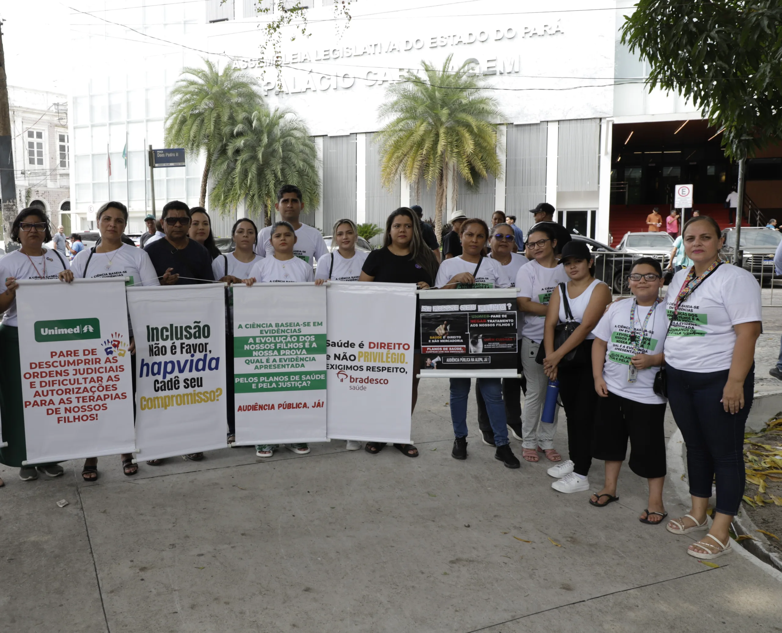 Um grupo de pais de crianças, jovens e adultos atípicos, que representa cerca de 450 famílias, estiveram em frente à Assembleia Legislativa do Pará (Alepa), na manhã de terça-feira (29), para denunciar a falta de cobertura ou cancelamento abrupto de terapias essenciais por parte de planos de saúde particulares.  Foto: Mauro Ângelo/ Diário do Pará.