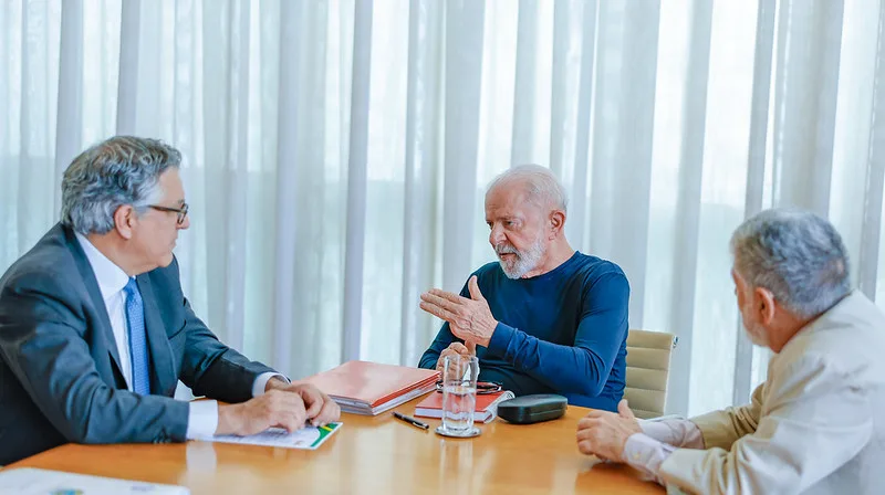 Presidente da República, Luiz Inácio Lula da Silva, durante reunião com o Assessor-Chefe da Assessoria Especial do Presidente da República, Celso Amorim e o Ministro-chefe da Secretaria de Relações Institucionais, Alexandre Padilha, no Palácio da Alvorada. Brasília - DF. Foto: Ricardo Stuckert / PR