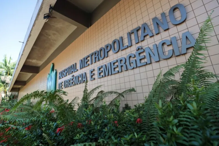 O Centro Integrado de Inclusão e Reabilitação (Ciir), em Belém, e o Hospital Metropolitano de Urgência e Emergência (HMUE), em Ananindeua, estão com processos seletivos abertos para contratação de profissionais em diferentes áreas. Ao todo, são três vagas imediatas, com possibilidade de cadastro reserva, e todas também estão disponíveis para Pessoas com Deficiência (PcD). No HMUE, as inscrições seguem até a terça-feira, 23 de setembro, para a função de Farmacêutico Hospitalar, que exige graduação em Farmácia, registro ativo no conselho e experiência na área. Já no CIIR, as inscrições ficam abertas até a segunda-feira, 22 de setembro, para duas funções: Auxiliar Administrativo/Agendamento e Oficial de Manutenção. Para esta última, é desejável formação técnica em manutenção predial, além de experiência em serviços de elétrica, hidráulica, carpintaria e pintura. Entre os benefícios oferecidos estão vale-transporte, vale-alimentação, estacionamento e convênio com farmácia. Os candidatos devem se inscrever pela plataforma Burh e passarão por análise curricular. Aqueles que atenderem aos critérios definidos pelo setor de Recursos Humanos serão convocados para as próximas etapas, que incluem provas e entrevistas. O CIIR e o HMUE são unidades do Governo do Pará administradas pelo Instituto Nacional de Desenvolvimento Social e Humano (INDSH), em parceria com a Secretaria de Estado de Saúde Pública (Sespa).