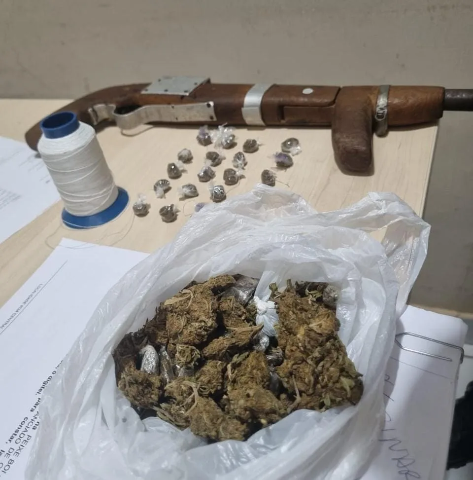 A operação teve início após as autoridades diligenciarem e localizarem um casal, que portava aproximadamente 90 gramas de substância análoga à maconha e uma arma de fabricação caseira.