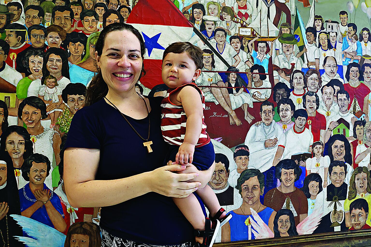 Belém, Pará, Brasil. Cidade.  Helena Pereira, 37, missionária da Comunidade Shalom com seu filho. Círio 2024. Vamos falar com as pessoas nas proximidades a Basílica de Nazaré sobre a relação delas, como devotas ou não, de Nossa Senhora de Nazaré fora do período do Círio.  Foto: Irene Almeida/Diário do Pará.