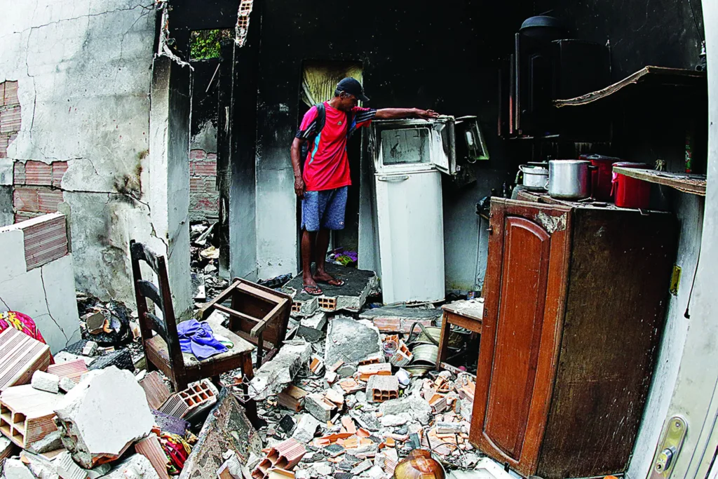 As ocorrências foram registradas em áreas urbana e de mata. No bairro Curió-Utinga, na noite de sábado, um incêndio atingiu 13 casas. Distritos de Outeiro e Mosqueiro também tiveram incidentes com fogo

