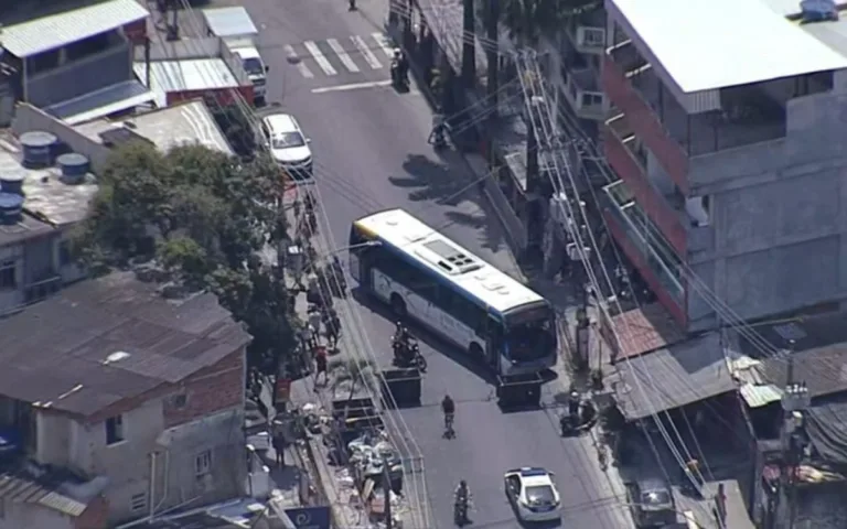 Criminosos sequestraram sete ônibus na manhã desta quarta-feira (16) para usar os coletivos como barricada na Estrada do Itanhangá, na zona oeste do Rio