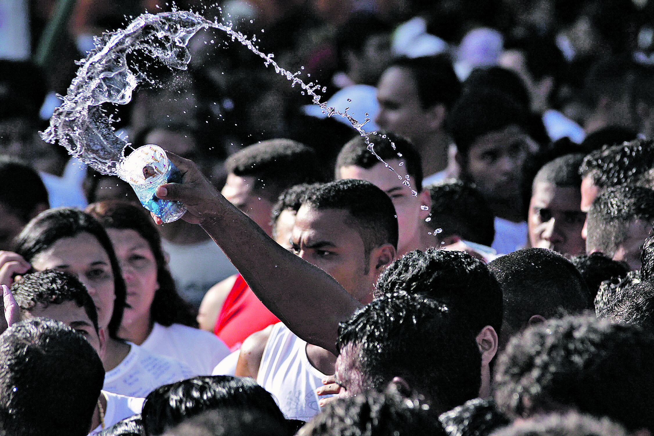 Jamais tente acompanhar as procissões em jejum. O risco de desmaio é muito grande

foto: rogério uchôa/arquivo