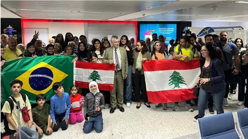 Repatriados do Líbano chegam ao Brasil em avião da Força Aérea Brasileira (FAB) Foto: Divulgação/FAB.
