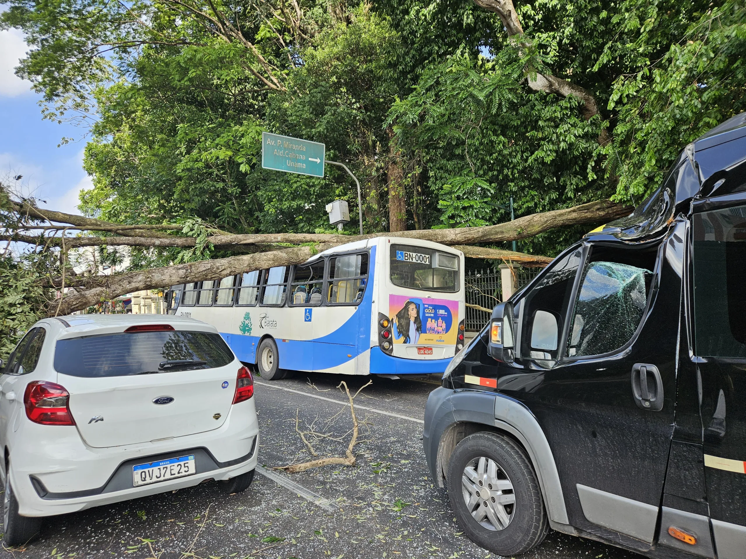 O acidente atingiu três veículos nesta manhã. Foto: Even Oliveira