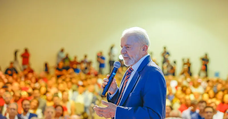 Lula parabeniza Donald Trump pela vitória nas eleições e destaca a necessidade de diálogo e cooperação para o desenvolvimento e a paz.