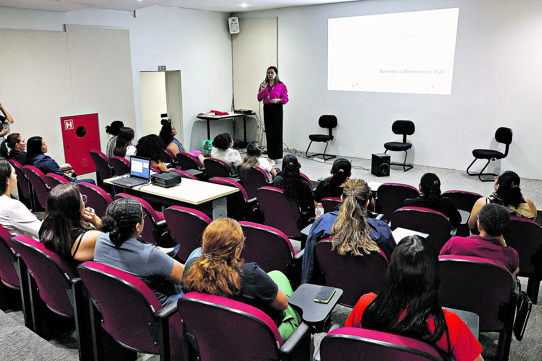 O grupo RBA realizou uma palestra no auditório para funcionárias sobre fatores de risco e prevenção do câncer de mama.