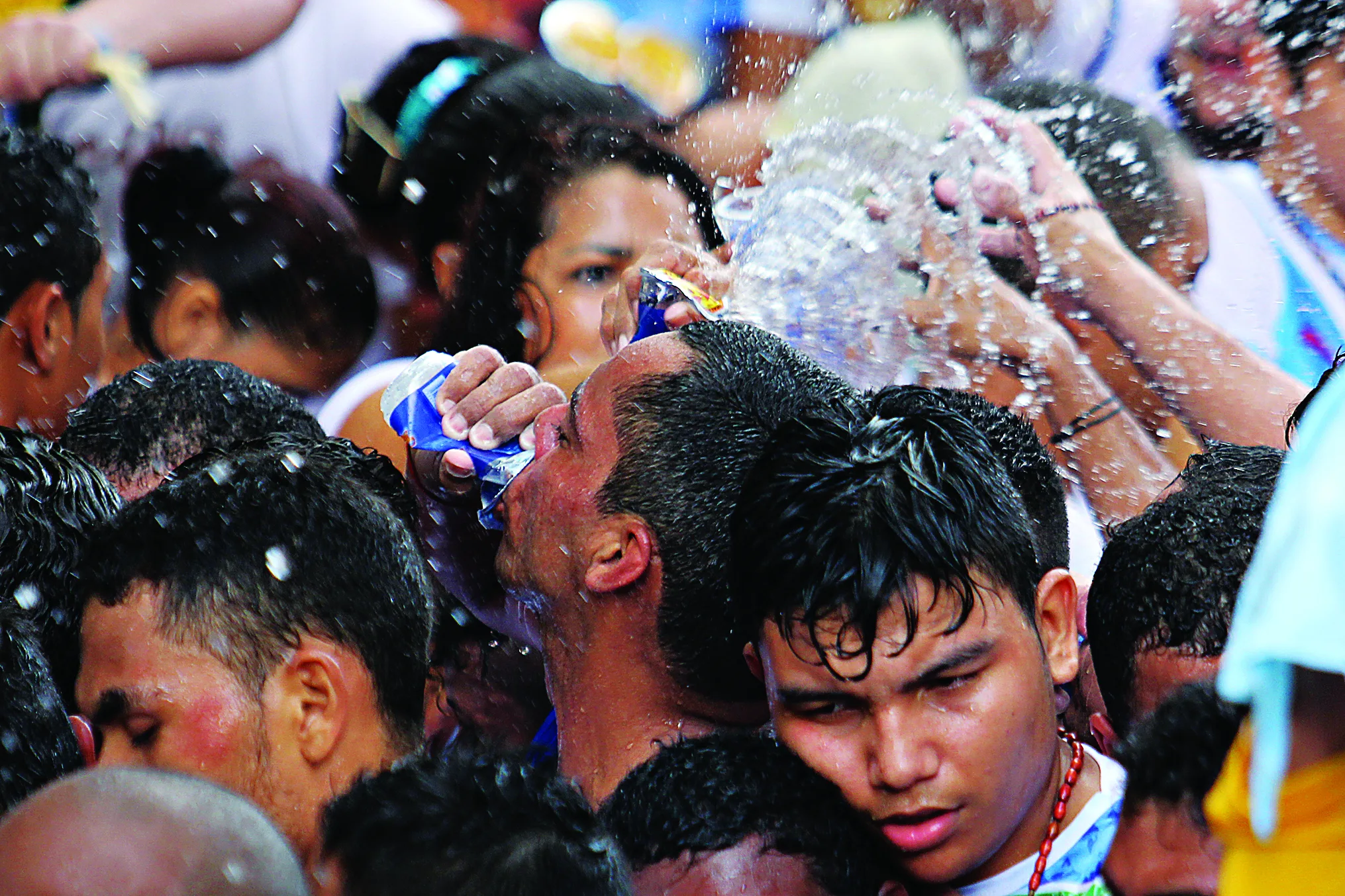 Beber água evita problemas como insolação e desidratação corporal, sobretudo em situações com grande esforço físico e gasto calórico FOTO: NEY MARCONDES/Arquivo