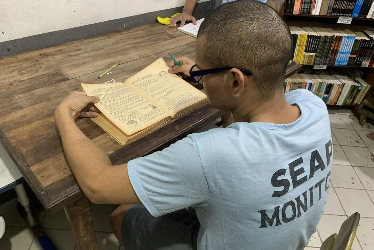 Iniciativas implementadas pela Seap voltadas para a leitura, são utilizadas para a reinserção social, e também garantem a remição de pena. 1.600 internos de todo o Estado utilizam o acervo bibliográfico