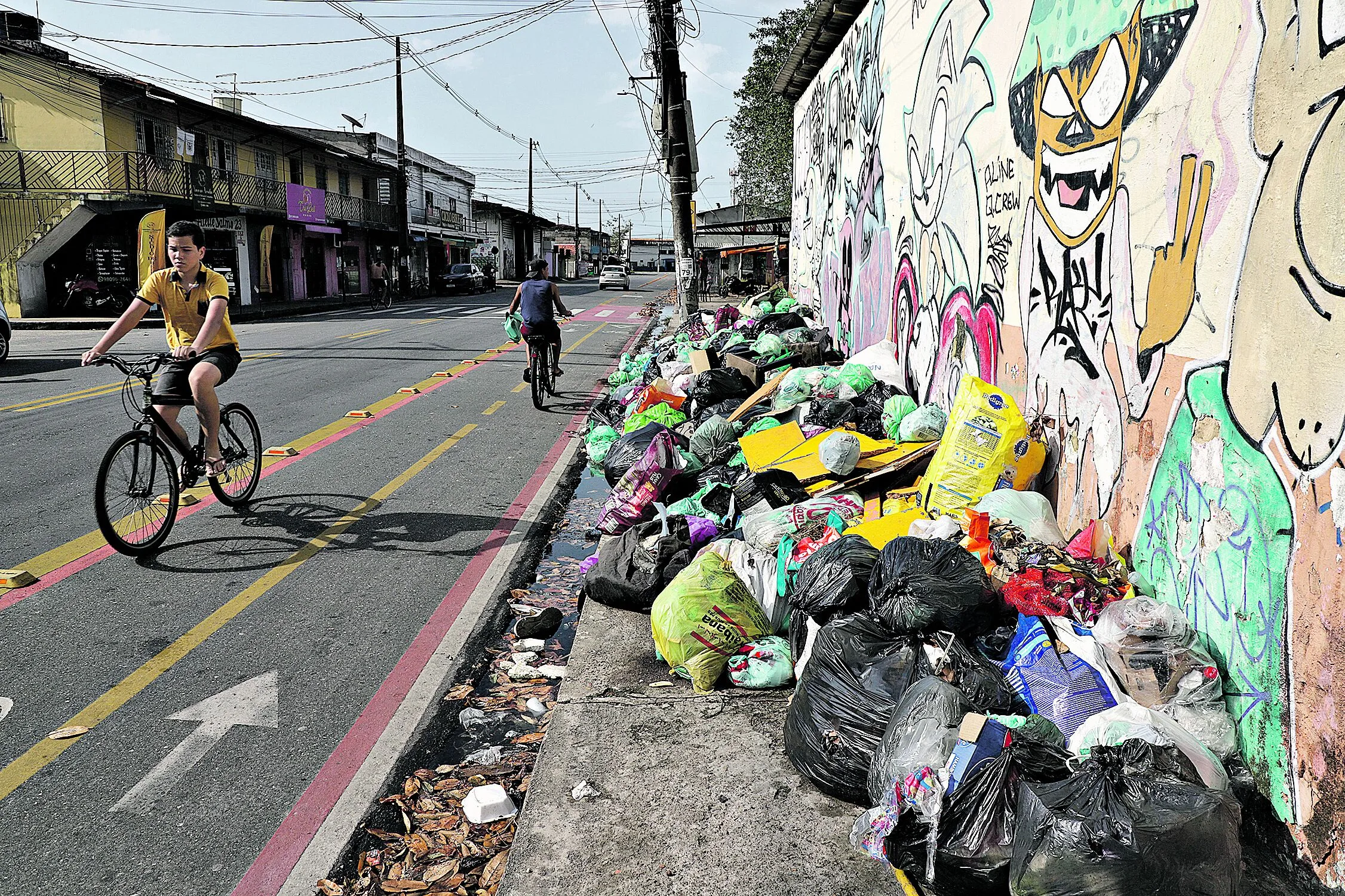 O cenário de descaso se espalha por diversas ruas e travessas do município e lixões se formam até mesmo em frente de escolas e da Secretaria Municipal de Serviços Urbanos, em uma triste rotina de vários dias

 Foto: Wagner Almeida / Diário do Pará.