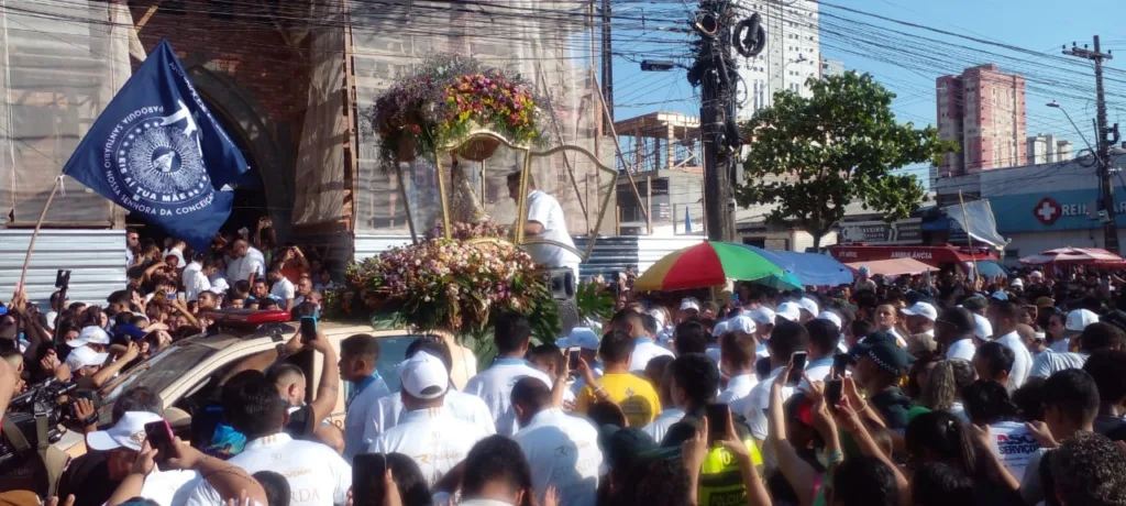 A procissão sai do Santuário de Aparecida