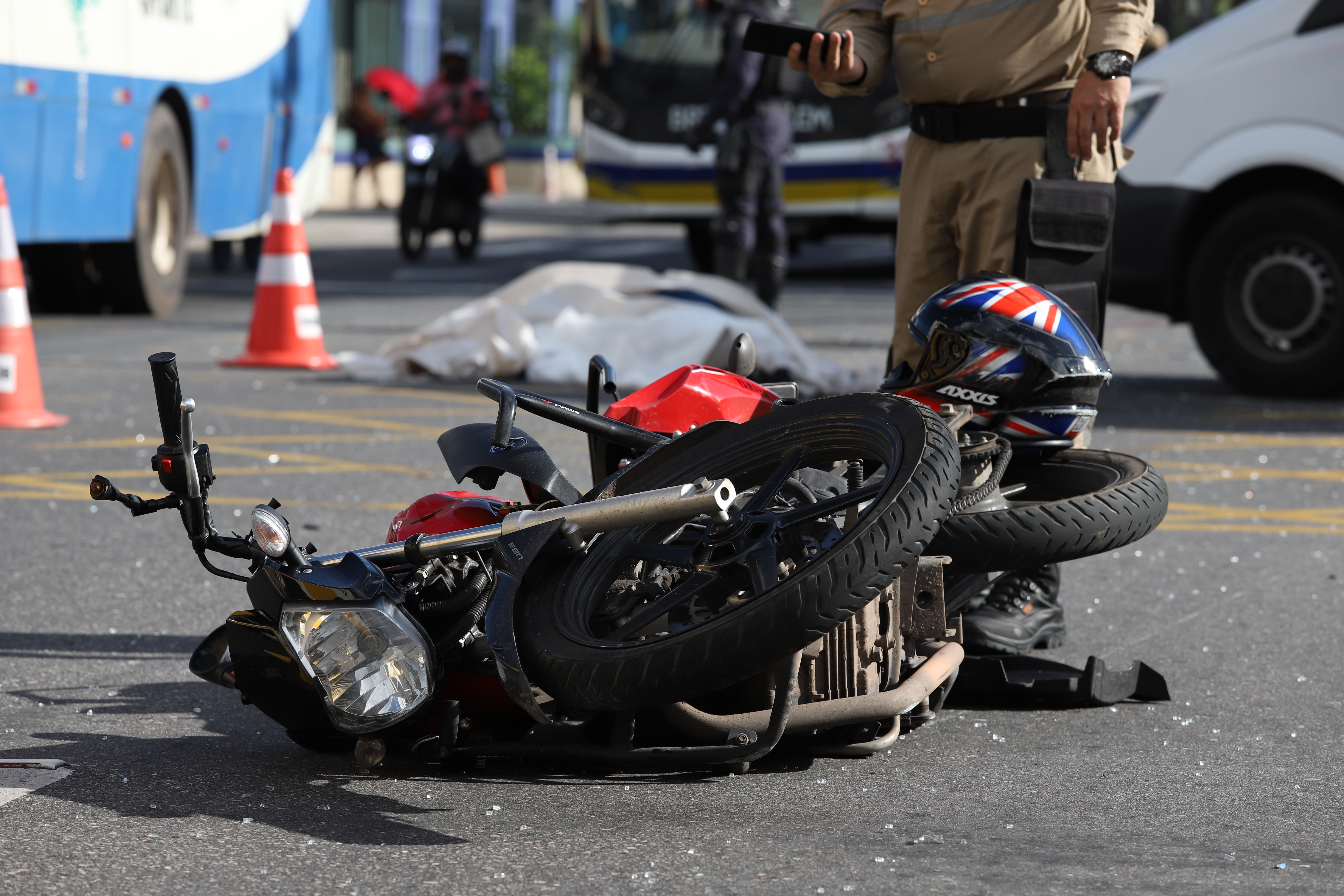 Na tarde desta segunda-feira, por volta das 16h30, um grave acidente envolvendo uma carreta bitrem e uma motocicleta foi registrado