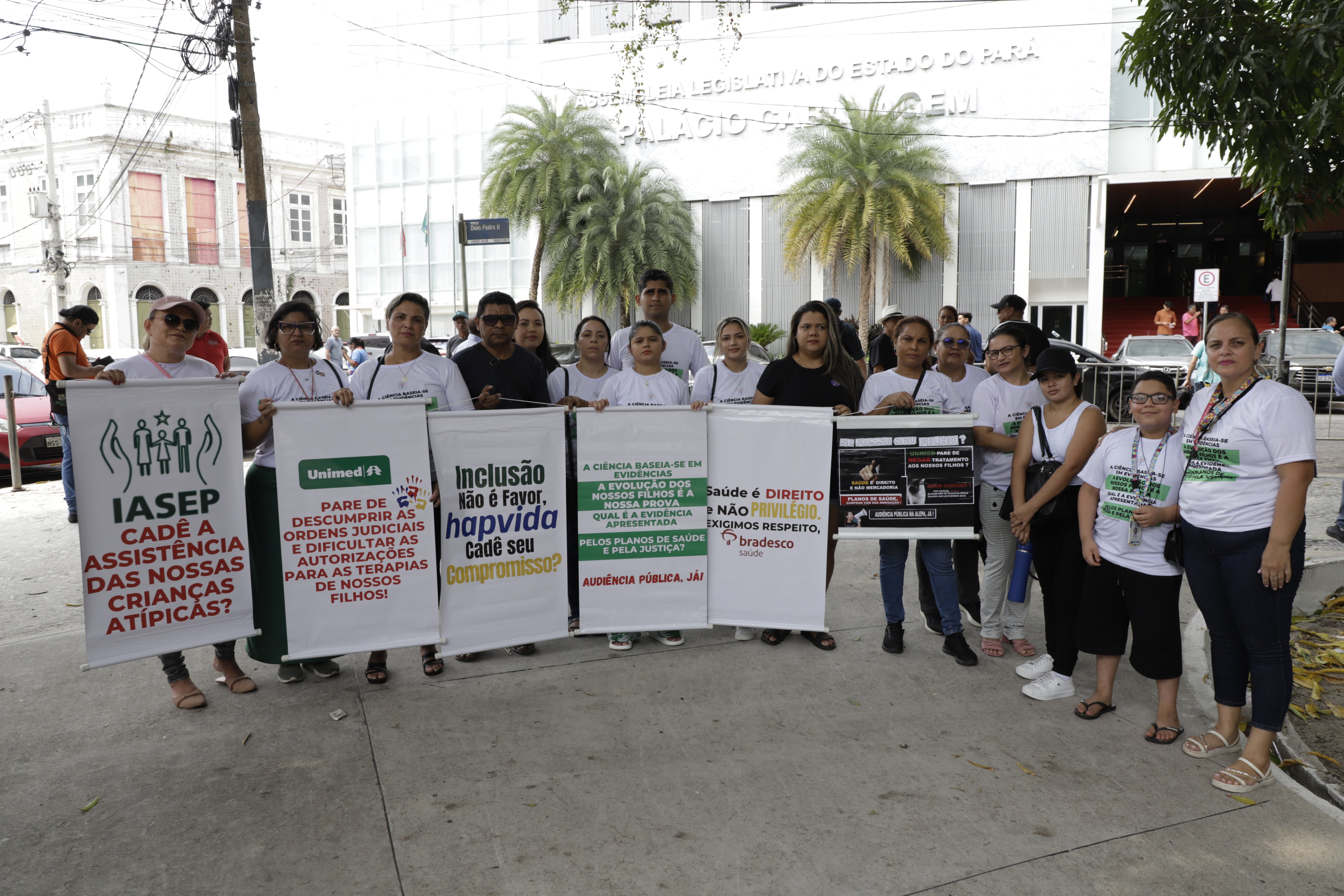 Um grupo de pais de crianças, jovens e adultos atípicos, que representa cerca de 450 famílias, estiveram em frente à Assembleia Legislativa do Pará (Alepa), na manhã de terça-feira (29), para denunciar a falta de cobertura ou cancelamento abrupto de terapias essenciais por parte de planos de saúde particulares.  Foto: Mauro Ângelo/ Diário do Pará.