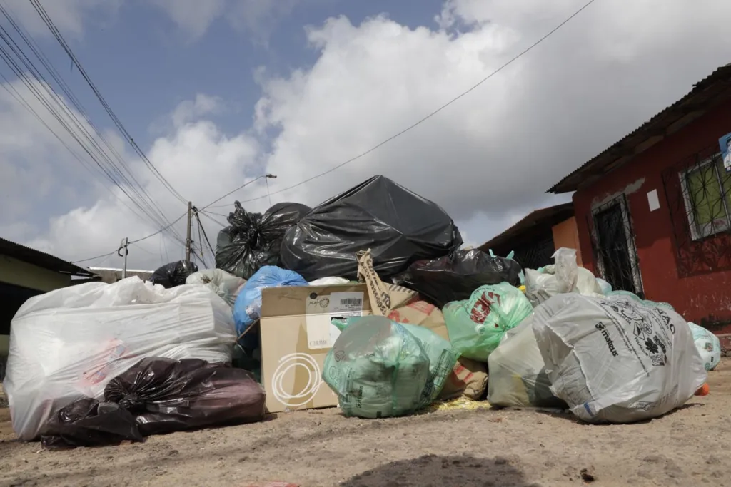 Vários moradores denunciaram o acúmulo de lixo pelos bairros da capital nos últimos dias.. Foto: Mauro Ângelo/ Diário do Pará.