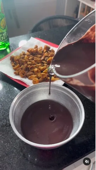 Açaí com tripa frita é a nova combinação sugerida. Foto; Instagram