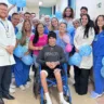 A equipe multiprofissional do Centro, incluindo médicos, psicólogos, fisioterapeutas, terapeutas ocupacionais, fonoaudiólogos, odontólogos, assistentes sociais, enfermeiros e técnicos, se juntou para comemorar a alta, considerada um milagre.