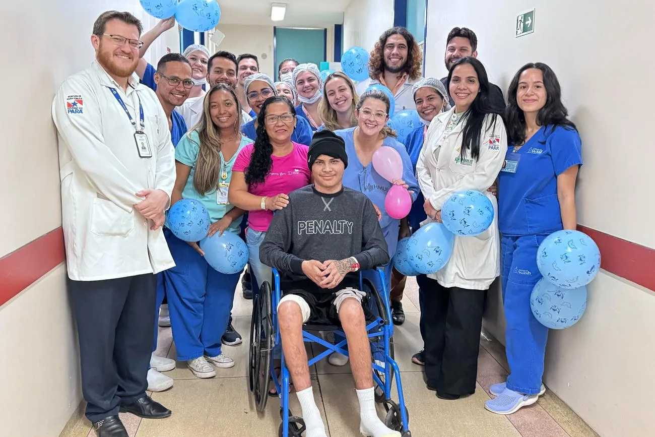 A equipe multiprofissional do Centro, incluindo médicos, psicólogos, fisioterapeutas, terapeutas ocupacionais, fonoaudiólogos, odontólogos, assistentes sociais, enfermeiros e técnicos, se juntou para comemorar a alta, considerada um milagre.