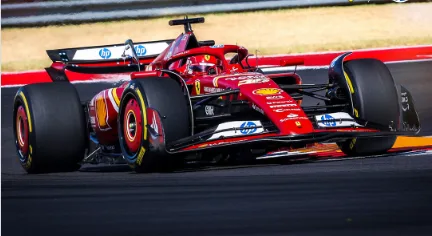 Após ganhar três posições na largada, o monegasco Charles Leclerc venceu o Grande Prêmio dos Estados Unidos neste domingo (20), seguido pelo seu companheiro de equipe, o espanhol Carlos Sainz.