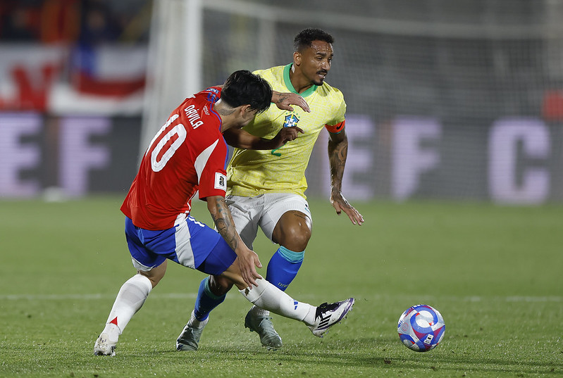 Danilo se fixou como zagueiro na Juventus (Itália), mais ainda é o lateral-direito da seleção por conta da crise na posição, que não vê ninguém se firmar a menos de dois anos da Copa. O problema também existe na lateral esquerda.