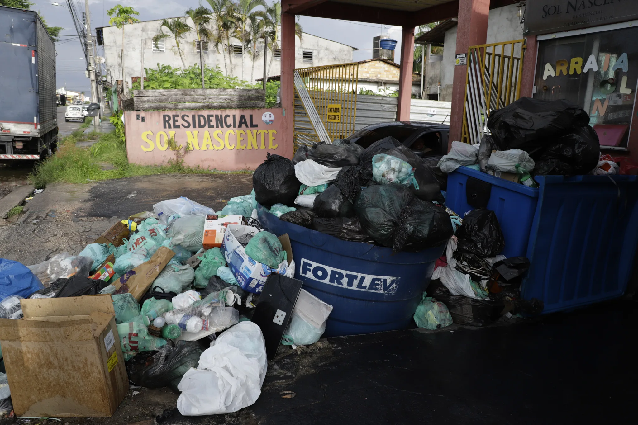 Passou a eleição e a população de Ananindeua, na Grande Belém, continua sofrendo com a ausência da coleta de lixo nos bairros da cidade. Foto: Wagner Almeida / Diário do Pará.