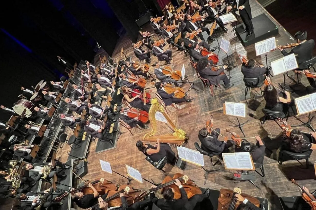 Maestro Agostinho Fonseca Jr. conduz a Orquestra Sinfônica do Theatro da Paz durante ensaio para o concerto de trilhas sonoras de clássicos do cinema na Usina da Paz do Bengui.