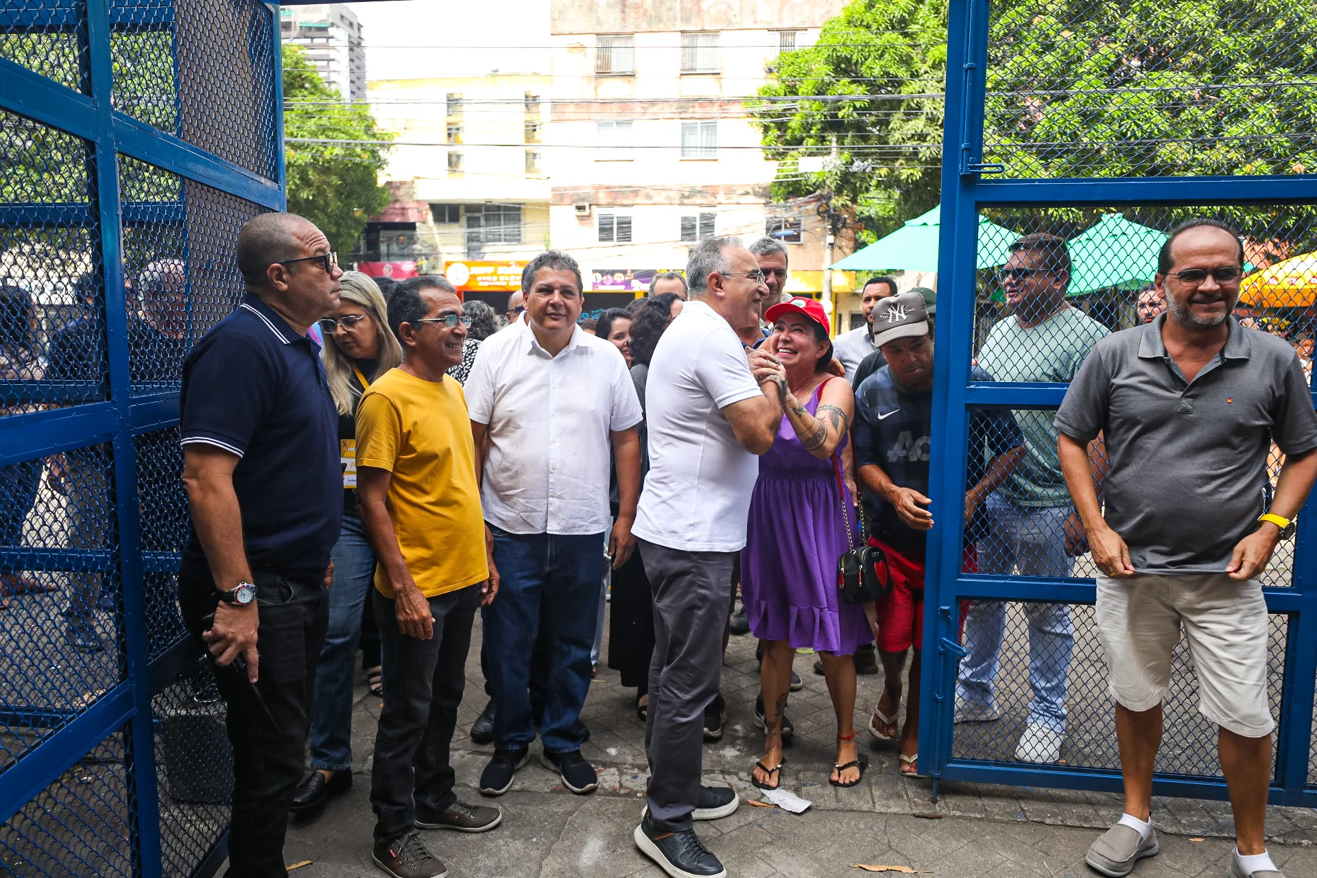 Edmilson Rodrigues, prefeito de Belém, ressalta a importância do voto para defender a democracia e derrotar o fascismo.