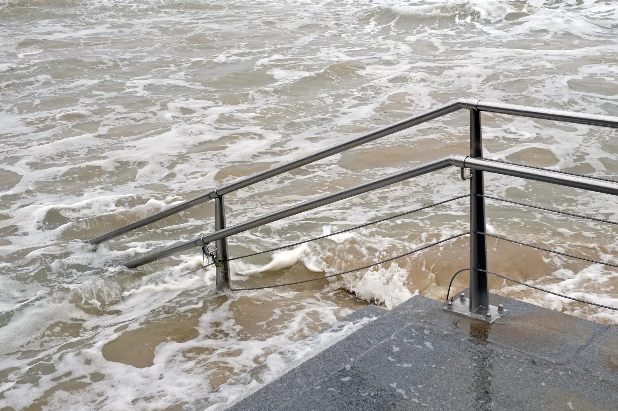 Ao menos 70 pessoas morreram na região da Valência, no leste da Espanha, após uma forte inundação provocada pela pior chuva do século na região