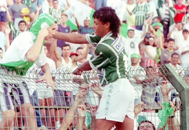 Ídolo do Palmeiras, o zagueiro Tonhão morreu nesta terça-feira (22), aos 55 anos. A equipe alviverde prestou uma homenagem ao ex-jogador em suas redes sociais.