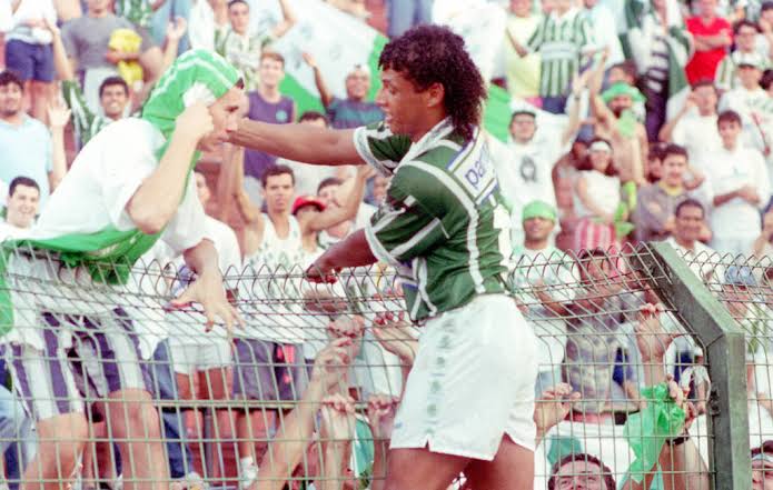 Ídolo do Palmeiras, o zagueiro Tonhão morreu nesta terça-feira (22), aos 55 anos. A equipe alviverde prestou uma homenagem ao ex-jogador em suas redes sociais.