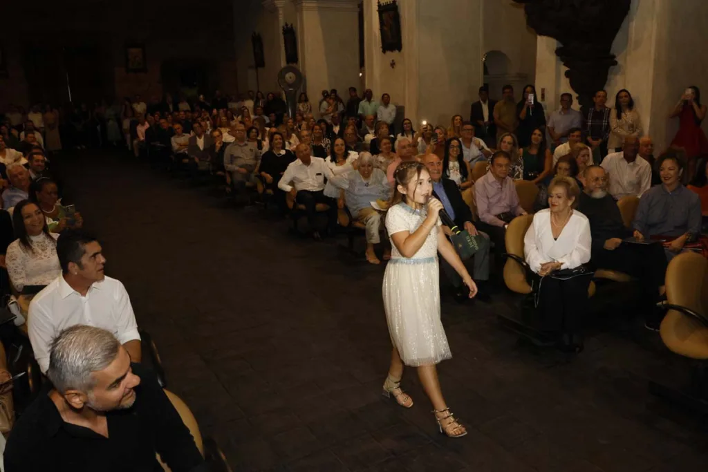 Conduzida pelo diácono Silvio Vilanova, a solenidade teve momentos de fala dos filhos e até mesmo da neta Heva, filha de Helder, cantando uma música para o avô.
