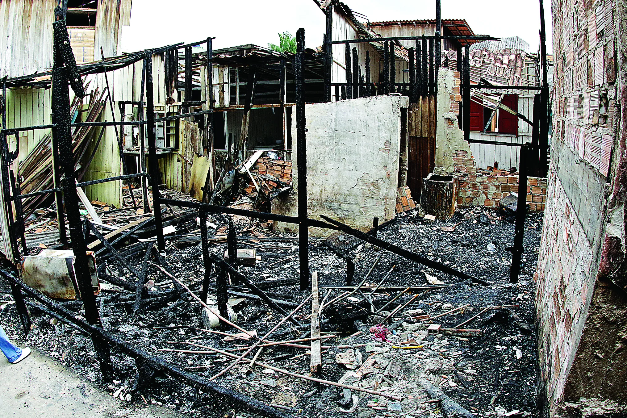 Das casas afetadas no Curió-Utinga, 9 foram totalmente destruídas e outras 3 foram parcialmente atingidas Foto: Ricardo Amanajás  