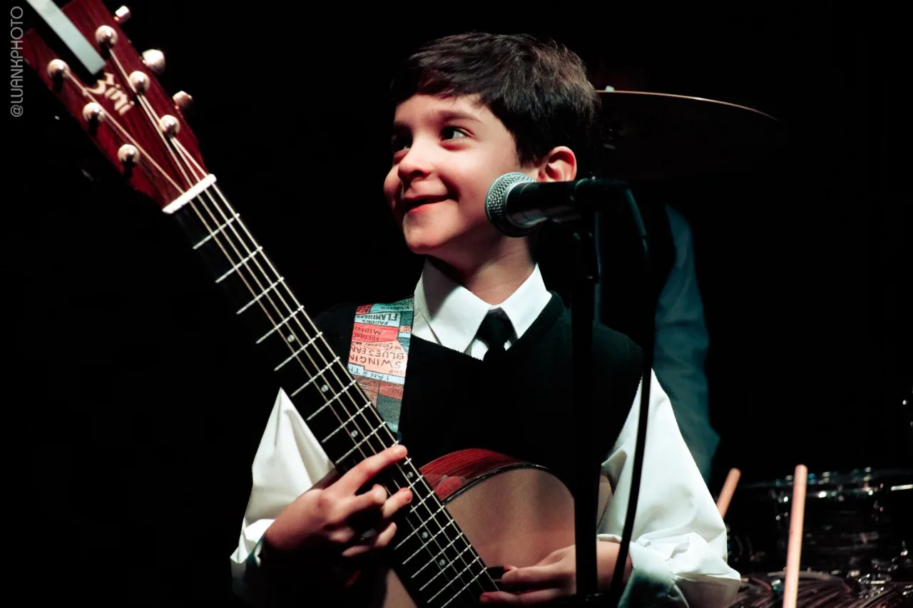 'Mini Paul McCartney' tenta há 5 anos conhecer ídolo que vem ao Brasil este mês