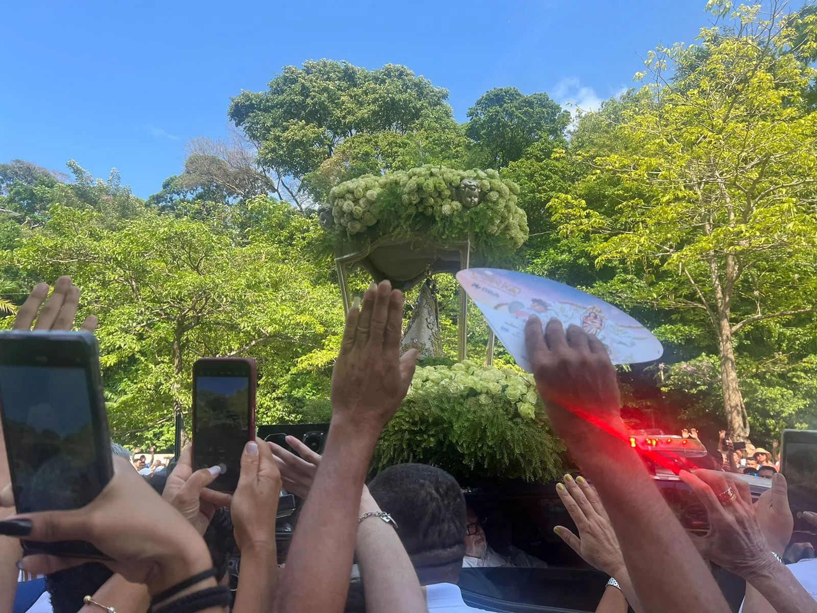 Momento que a imagem Peregrina recebe a homenagem em frente ao Grupo RBA.
Foto: Débora Costa